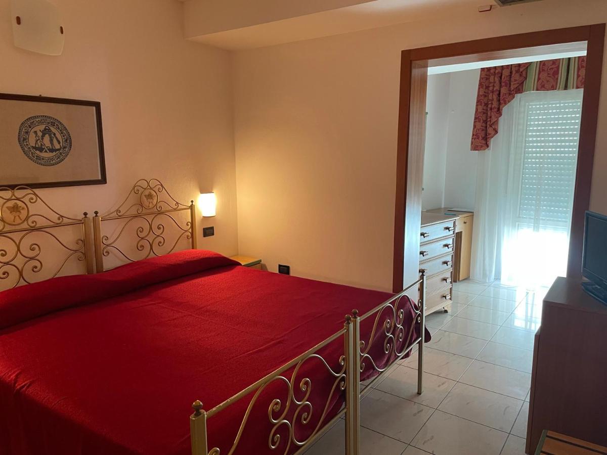 Hotel Bristol Беллария-Иджеа-Марина Экстерьер фото