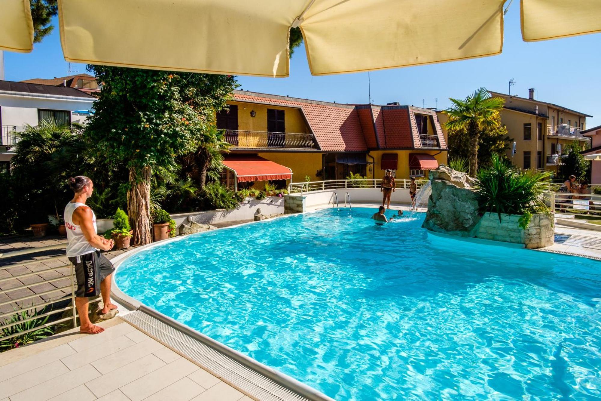 Hotel Bristol Беллария-Иджеа-Марина Экстерьер фото