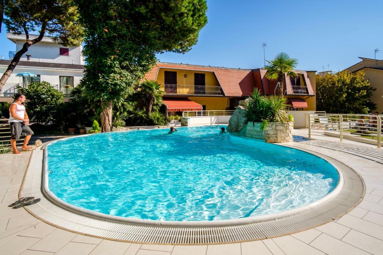 Hotel Bristol Беллария-Иджеа-Марина Экстерьер фото
